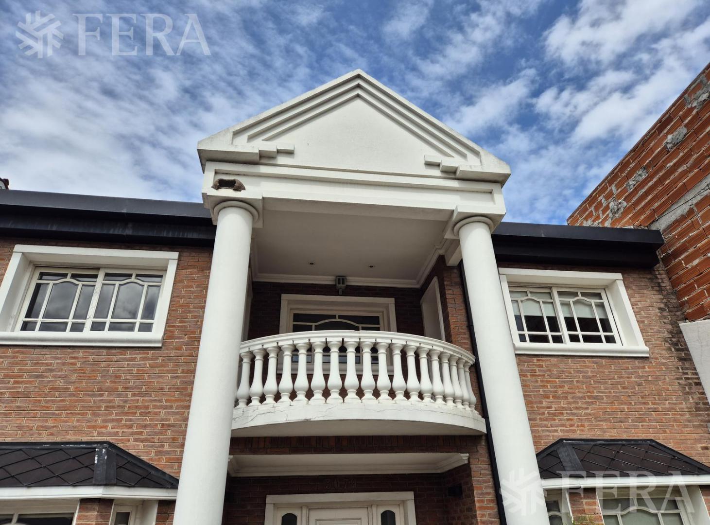 Foto de Venta casa 5 ambientes con cochera y piscina en Quilmes, imagen 4