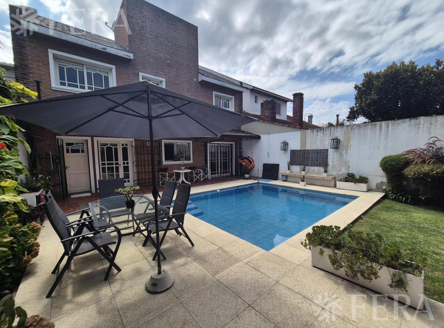 Foto de Venta casa 5 ambientes con cochera y piscina en Quilmes, imagen 2