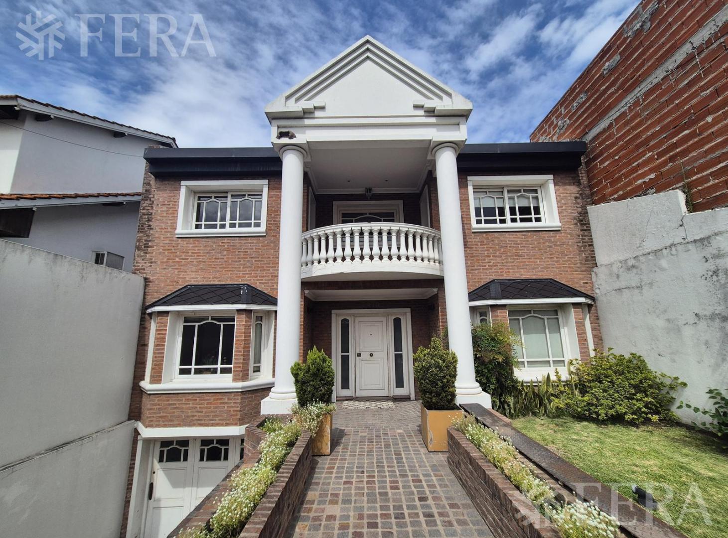 Foto de Venta casa 5 ambientes con cochera y piscina en Quilmes, imagen 3