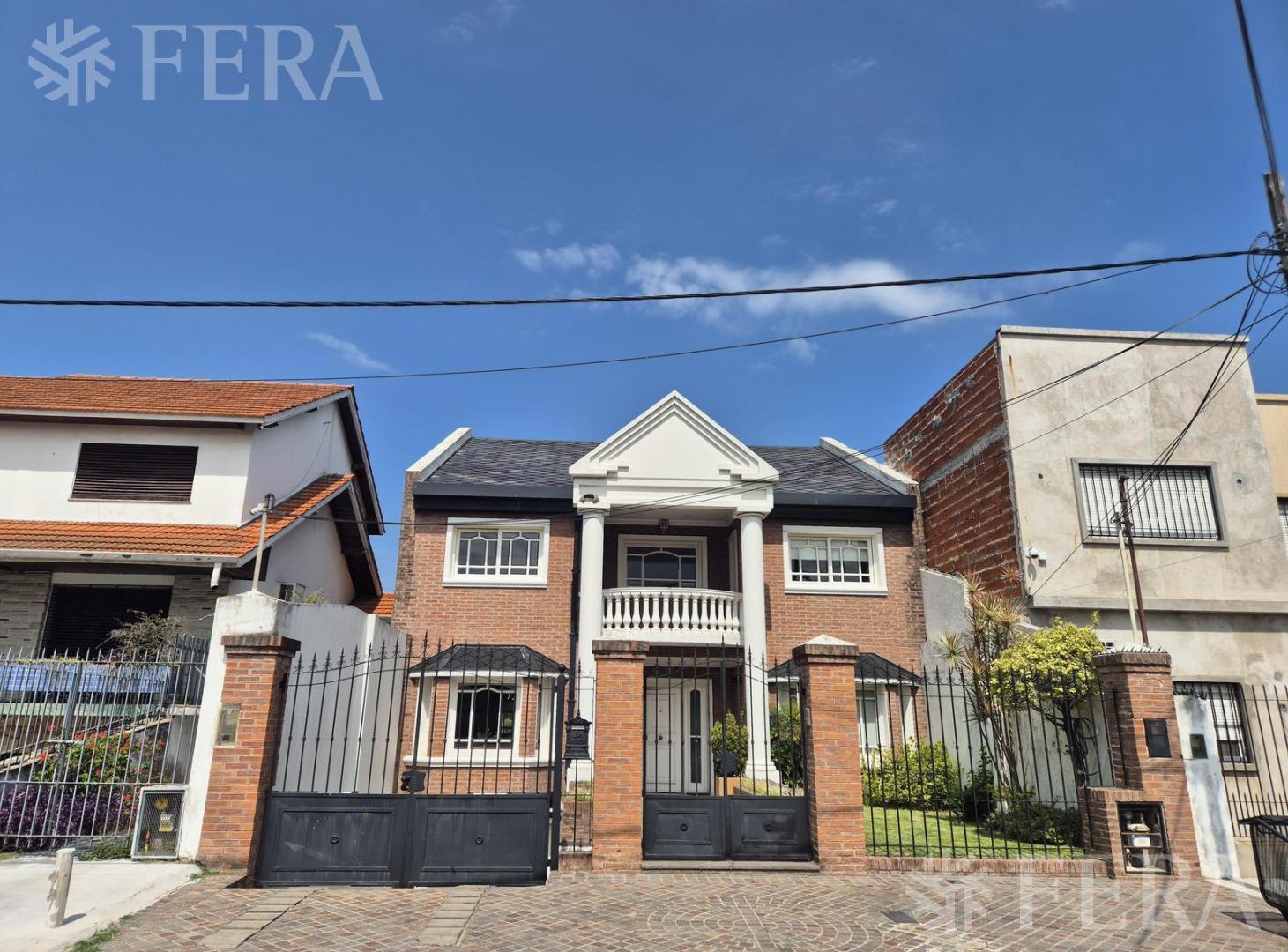 Foto de Venta casa 5 ambientes con cochera y piscina en Quilmes, imagen 1