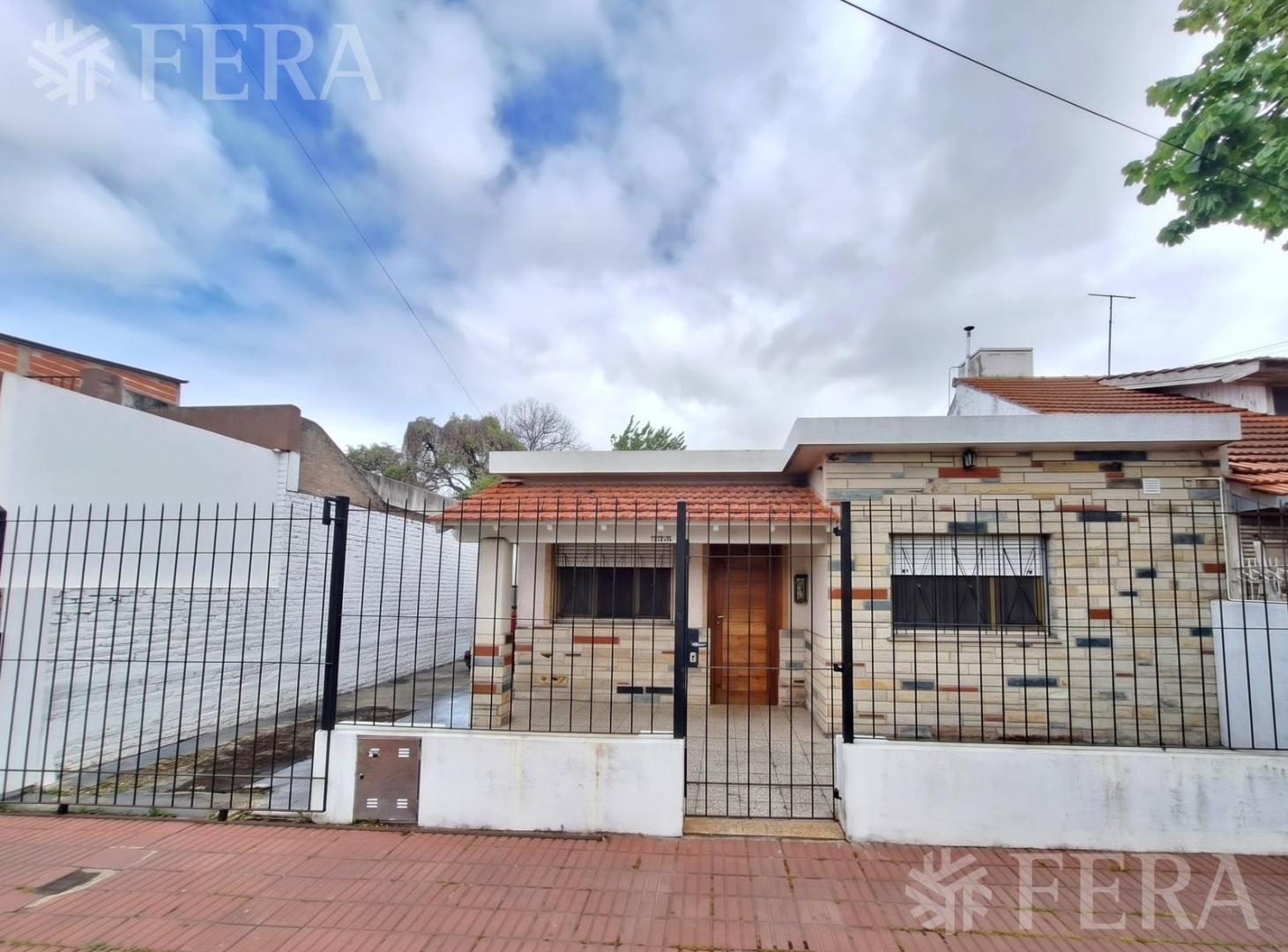Foto de Venta casa de 3 ambientes con cochera y fondo libre, imagen 2