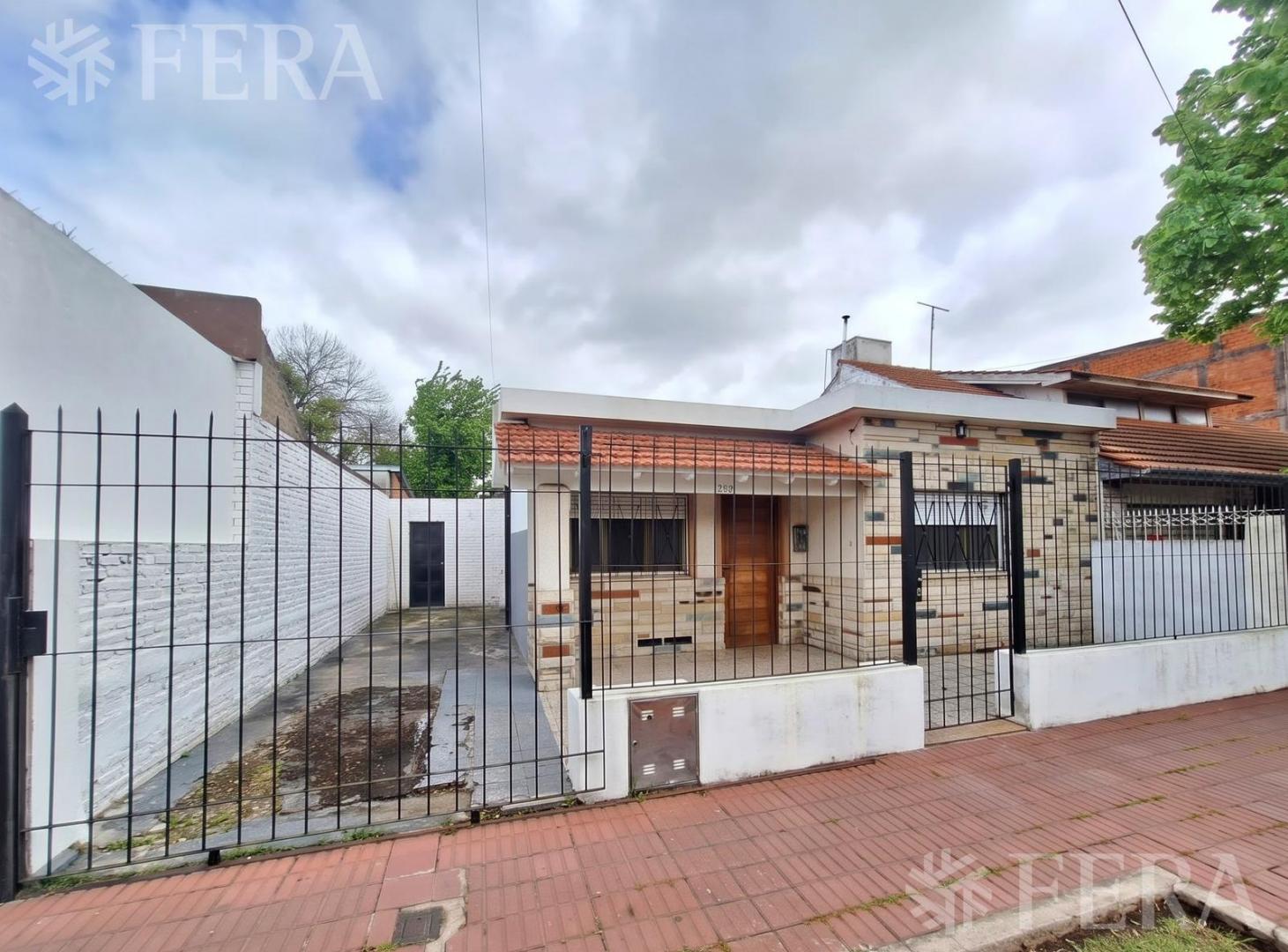 Foto de Venta casa de 3 ambientes con cochera y fondo libre, imagen 1