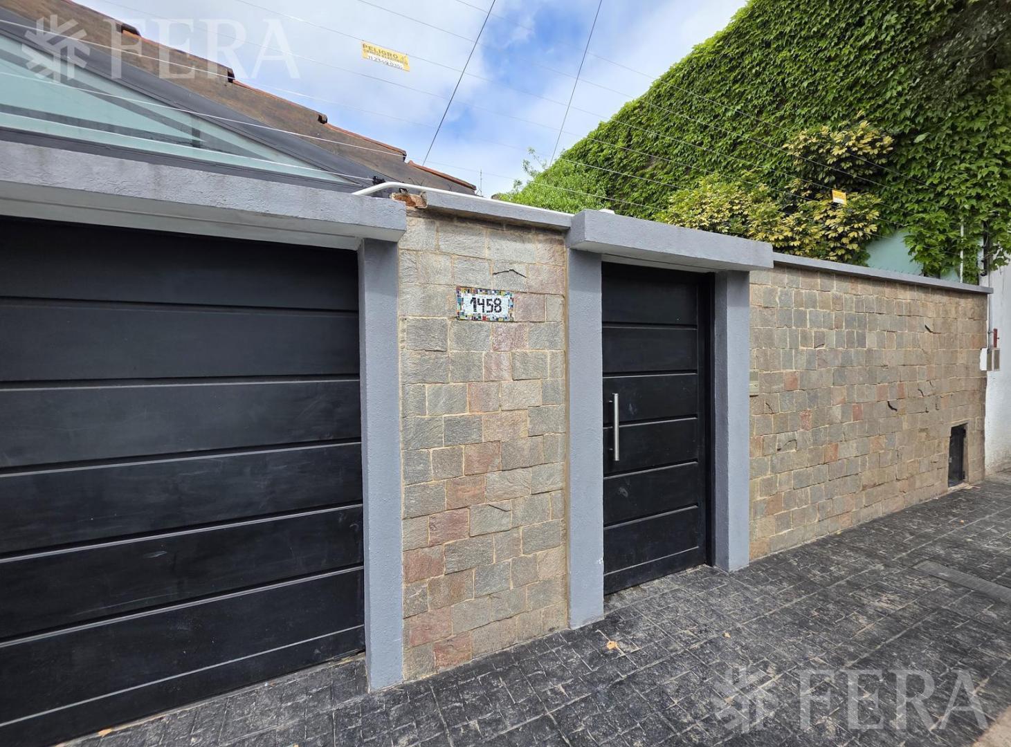 Foto de Venta casa 3 ambientes con cochera y patio en Bernal, imagen 2