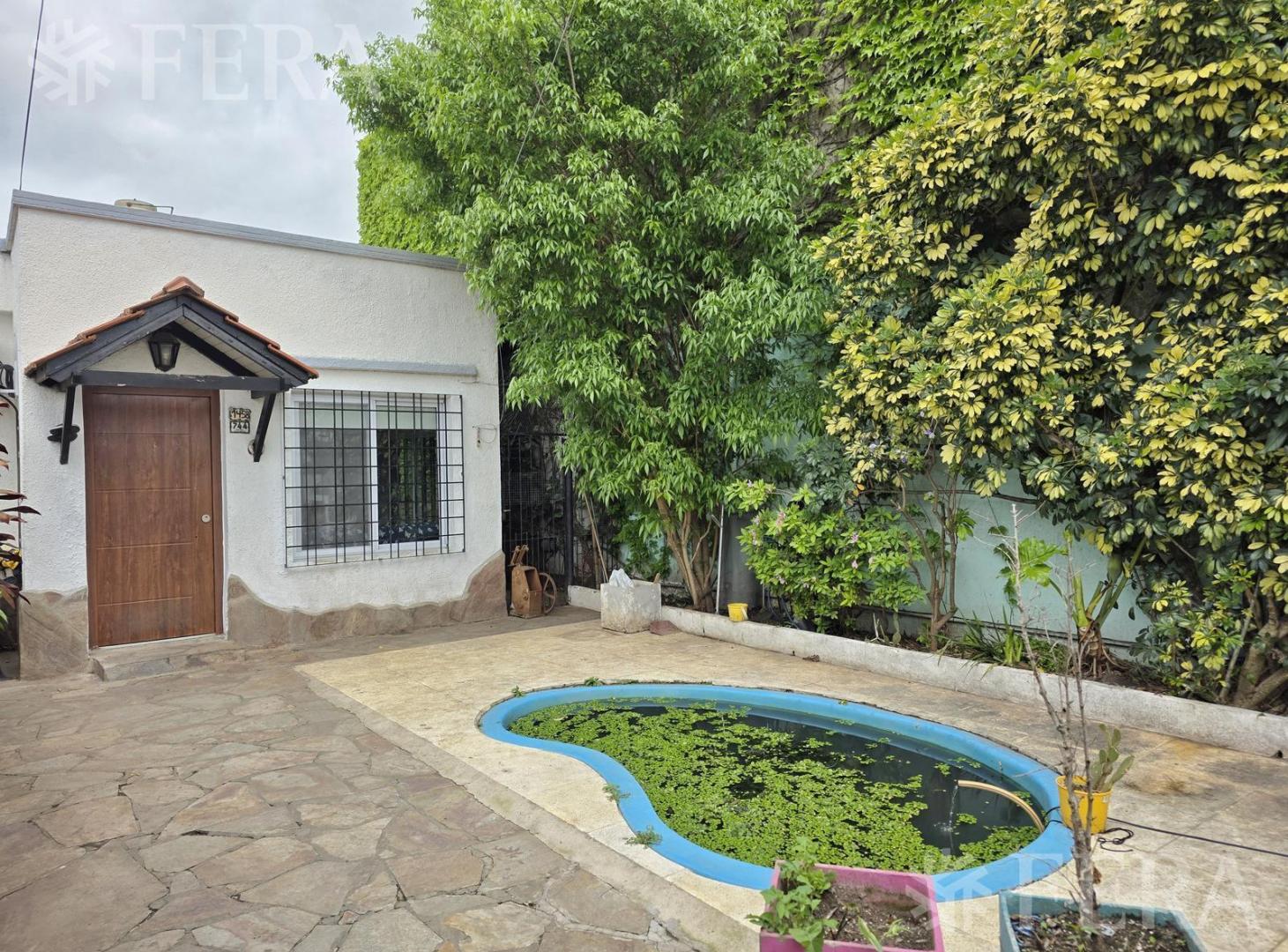 Foto de Venta casa 3 ambientes con cochera y patio en Bernal, imagen 1