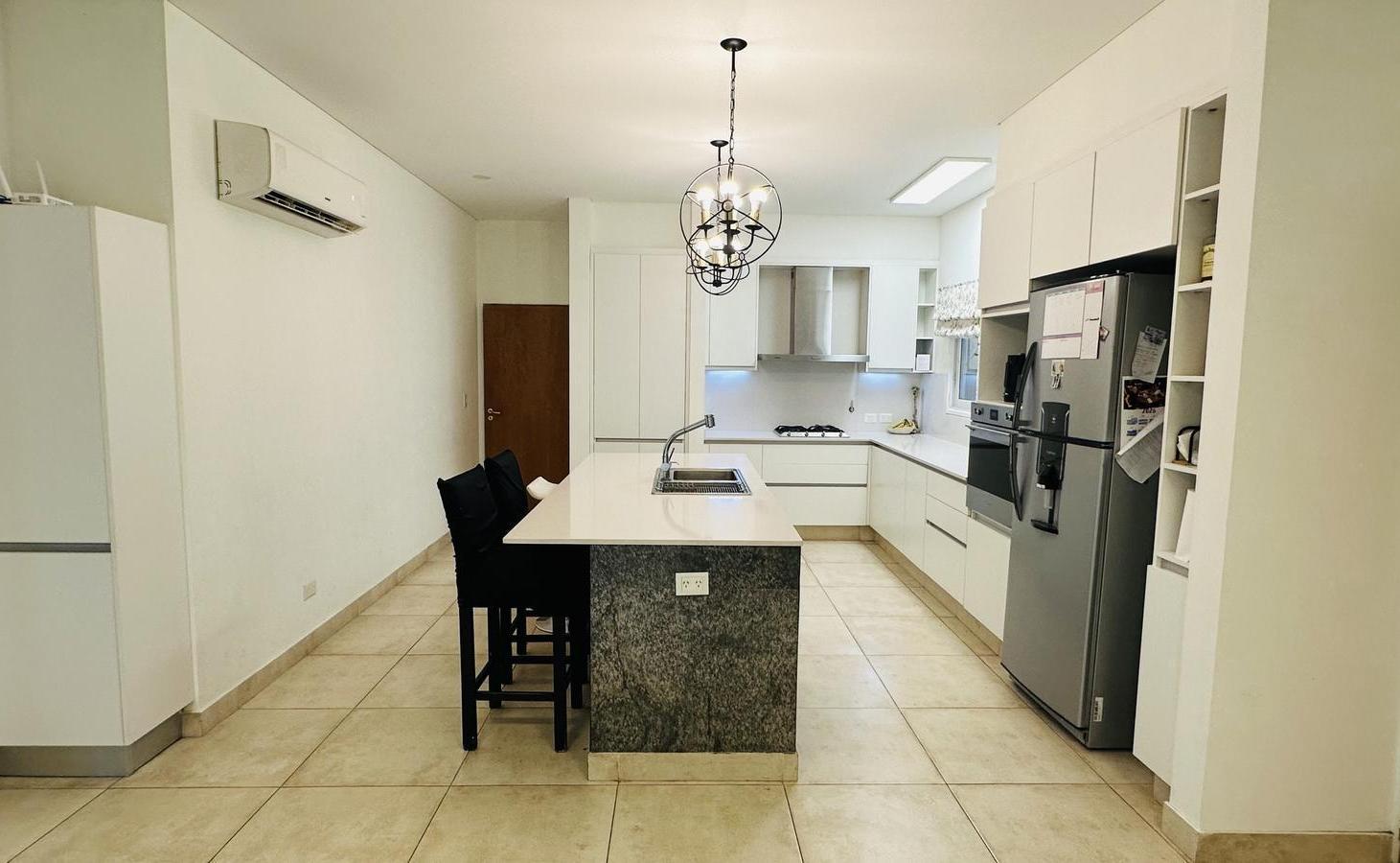 Foto de Casa 6 Ambientes con Piscina - Barrio Santa Guadalupe, imagen 5