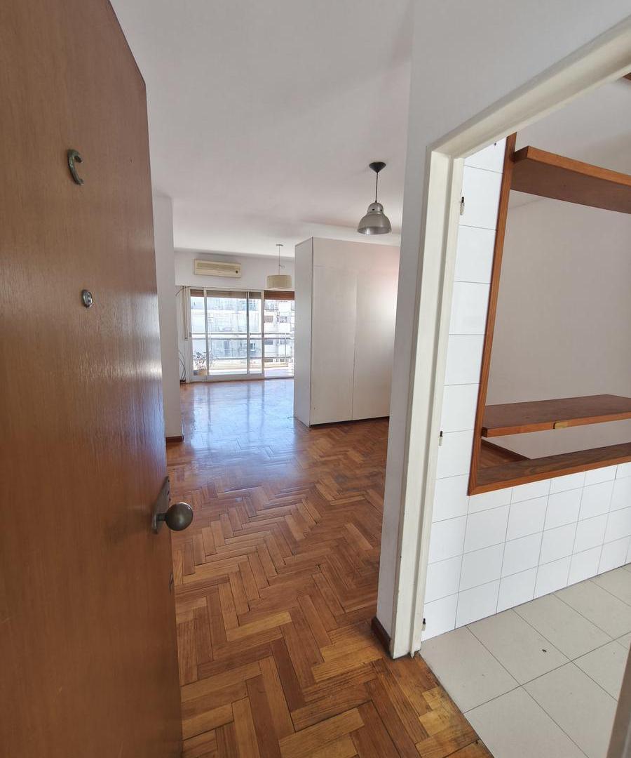 Foto de Luminoso-amplio dividido-cocina integrada-espacio lavarropa-, imagen 3