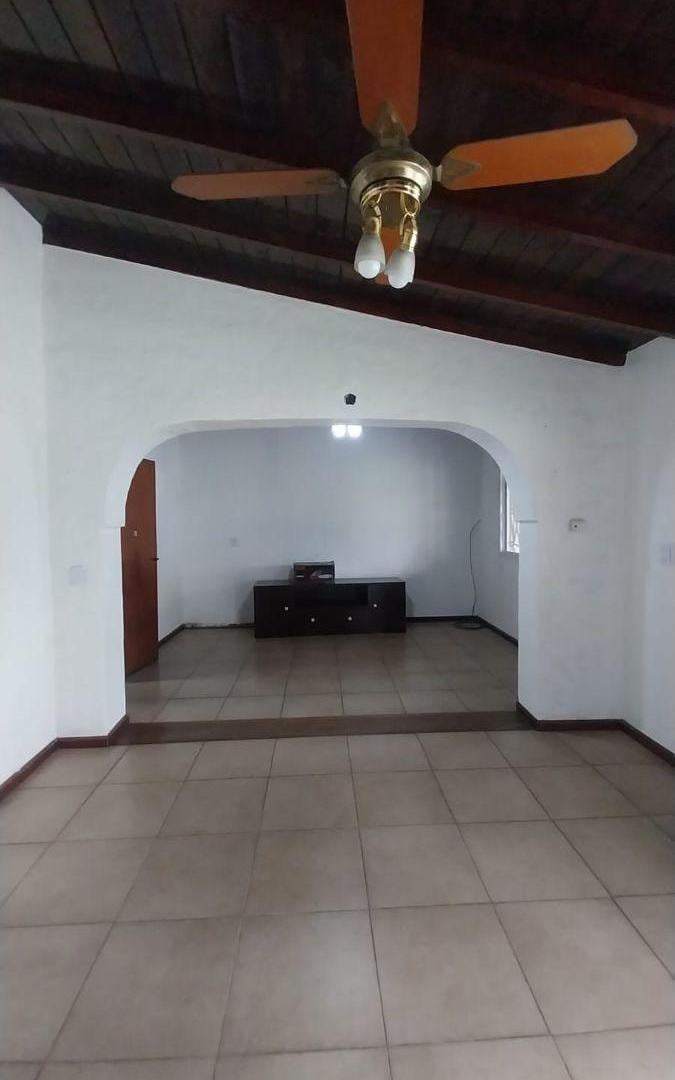 Foto de CASA en VENTA con DEPTO al fondo, con gran JARDIN y cocheras cubiertas, imagen 4