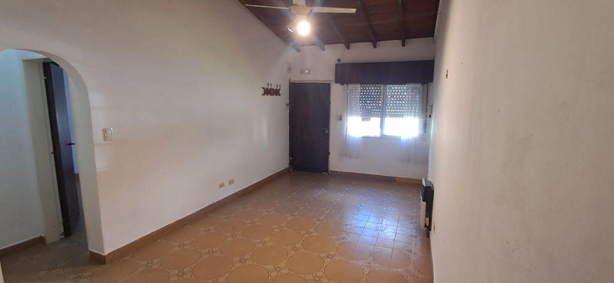 Foto de CASA EN ALQUILER 3 AMBIENTES, CON PATIO Y COCHERA CUBIERTA Para 2 autos, imagen 3