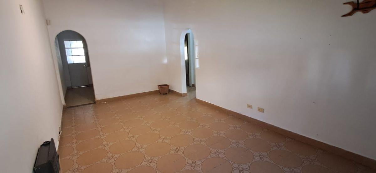 Foto de CASA EN ALQUILER 3 AMBIENTES, CON PATIO Y COCHERA CUBIERTA Para 2 autos, imagen 2