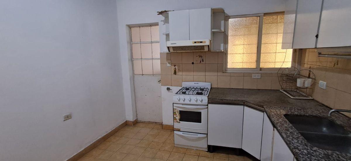 Foto de CASA EN ALQUILER 3 AMBIENTES, CON PATIO Y COCHERA CUBIERTA Para 2 autos, imagen 4