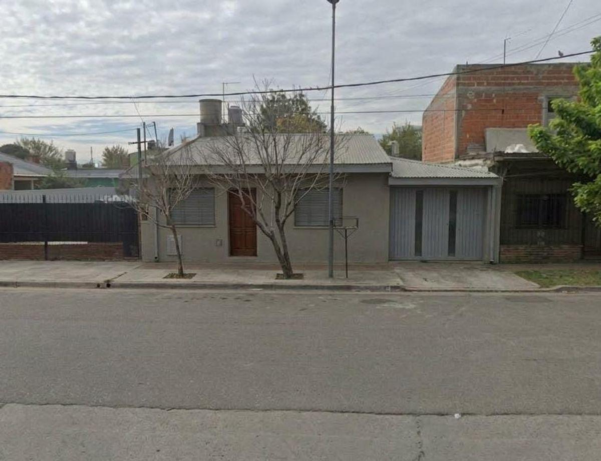 Foto de CASA EN ALQUILER 3 AMBIENTES, CON PATIO Y COCHERA CUBIERTA Para 2 autos, imagen 1