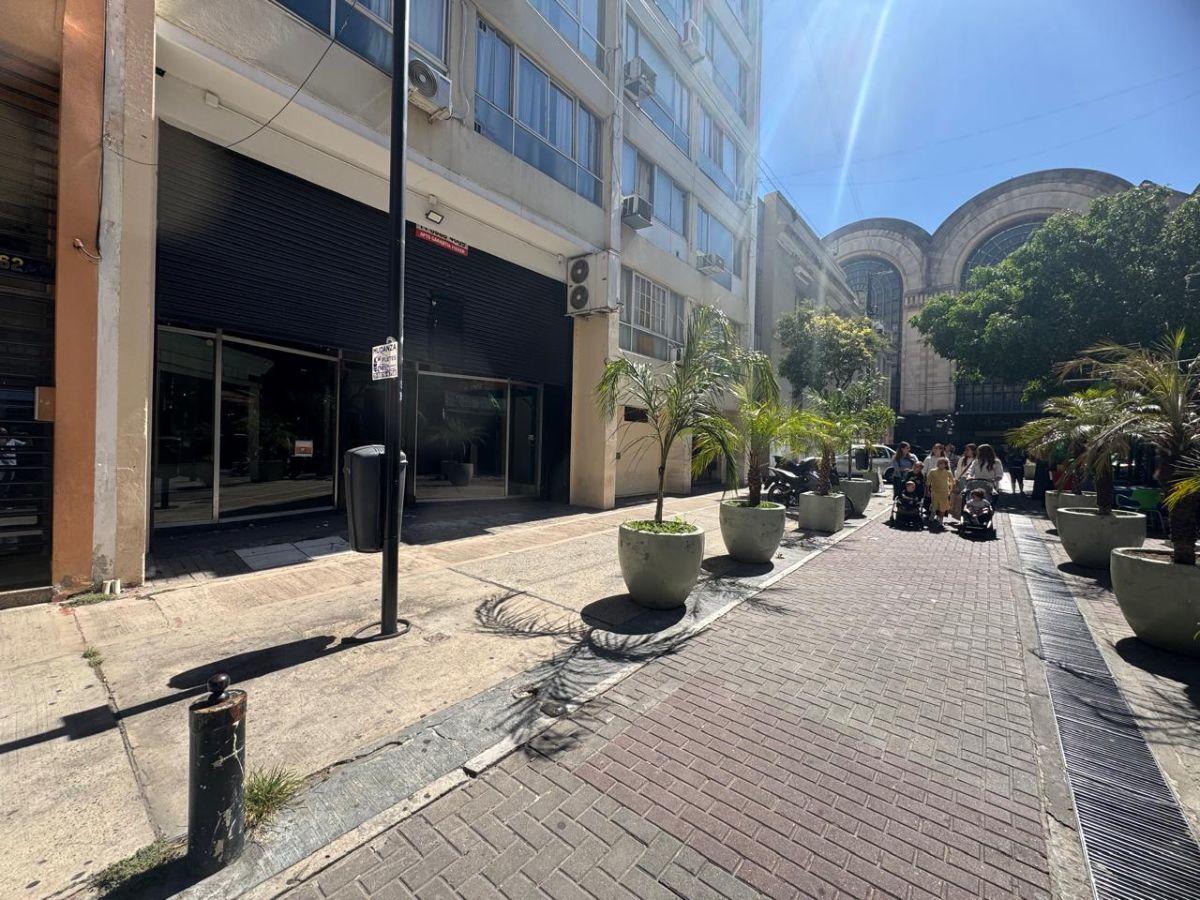 GRAN LOCAL COMERCIAL A LA VUELTA DEL SHOPPING ABASTO PUEDE SER LOCAL O DEPOSITO 500 MTS