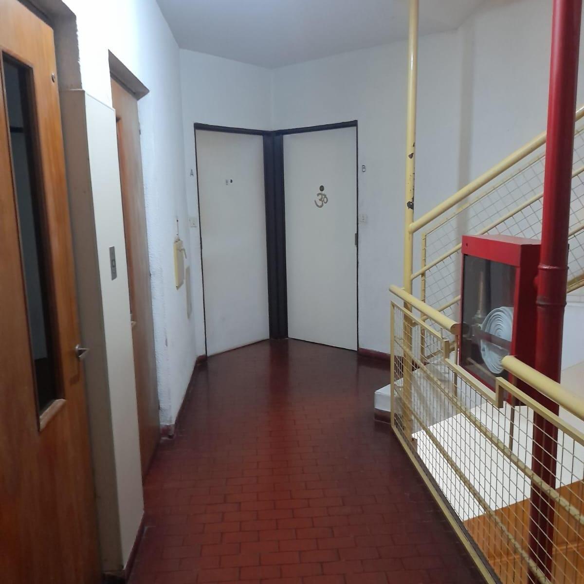 Departamento 3 amb. "Excelente Estado", con balcon y Espacio Guarda coche.-