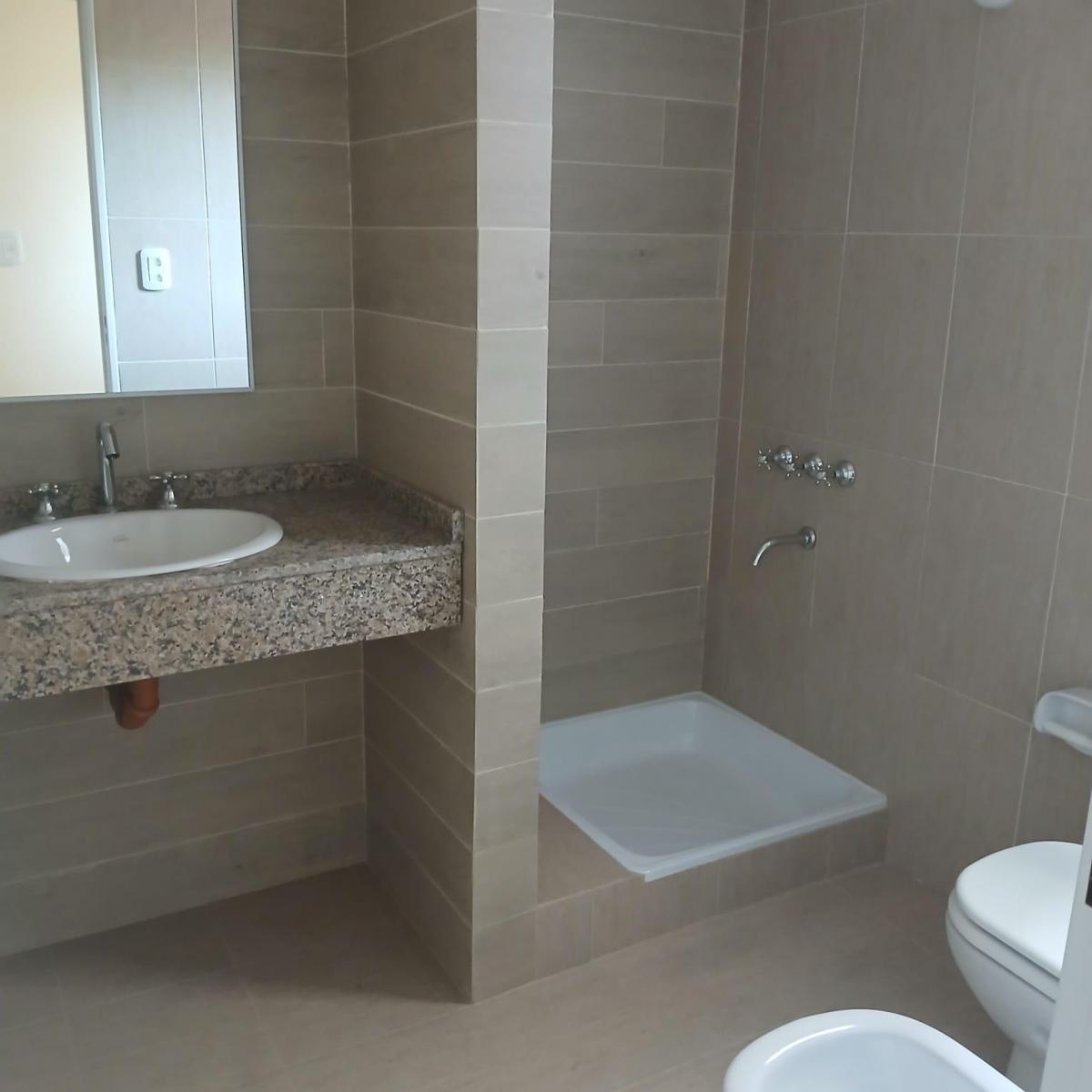 Hermoso Departamento 3 Ambientes 1* Piso Al Frente con Patio y Balcon 3