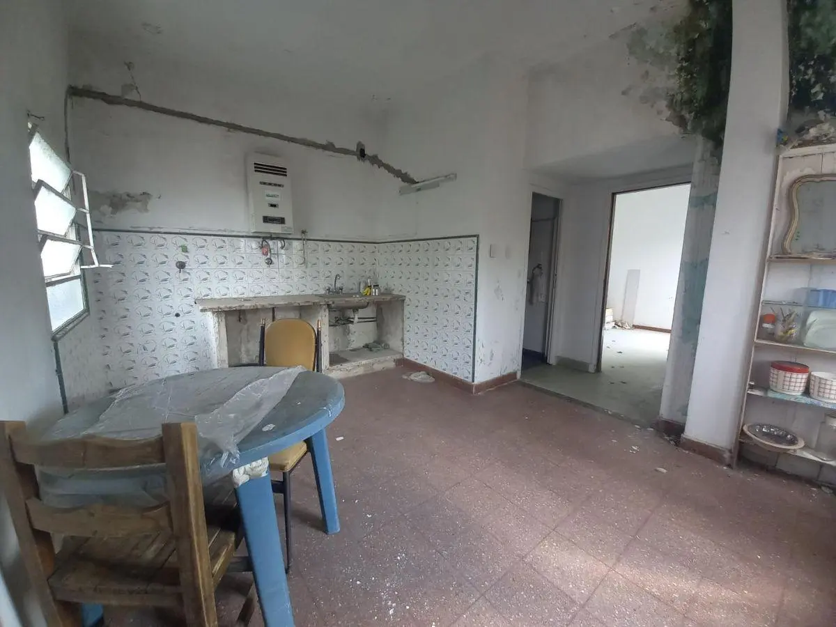 Departamento 3 amb. a reciclar con terraza propia, y 100 m2 de parque 5