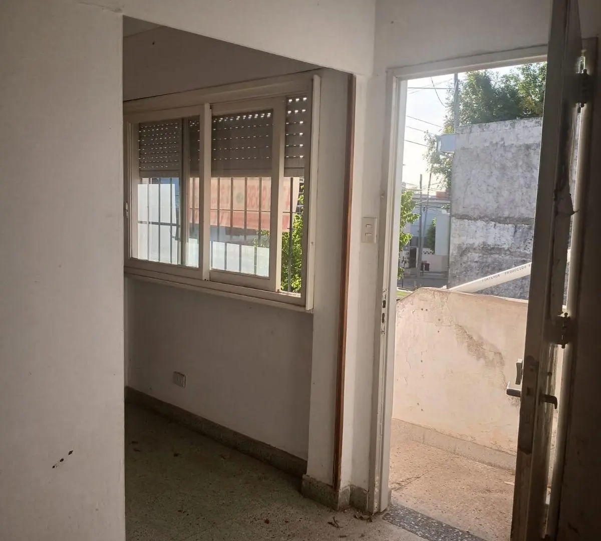 Departamento 3 amb. a reciclar con terraza propia, y 100 m2 de parque 4