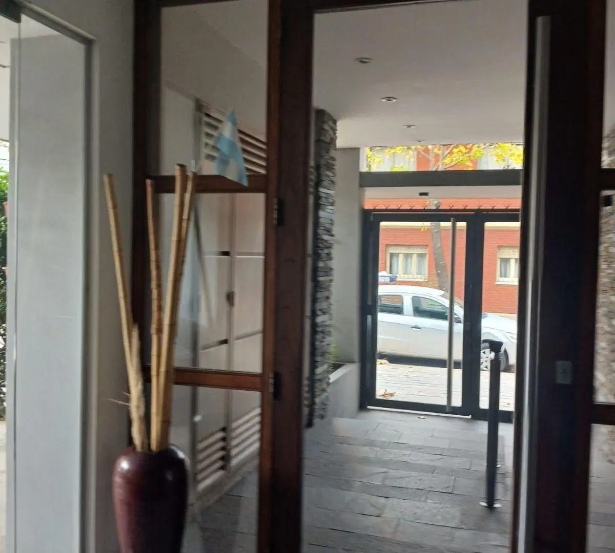 Hermoso y amplio semipiso 2 amb. con 2 balcones 3