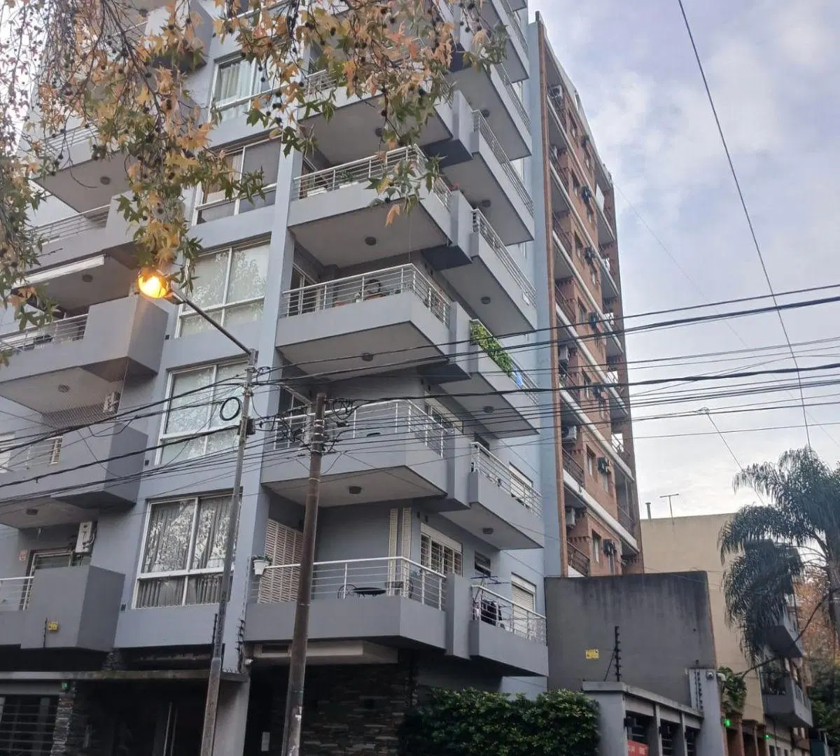 Hermoso y amplio semipiso 2 amb. con 2 balcones 4