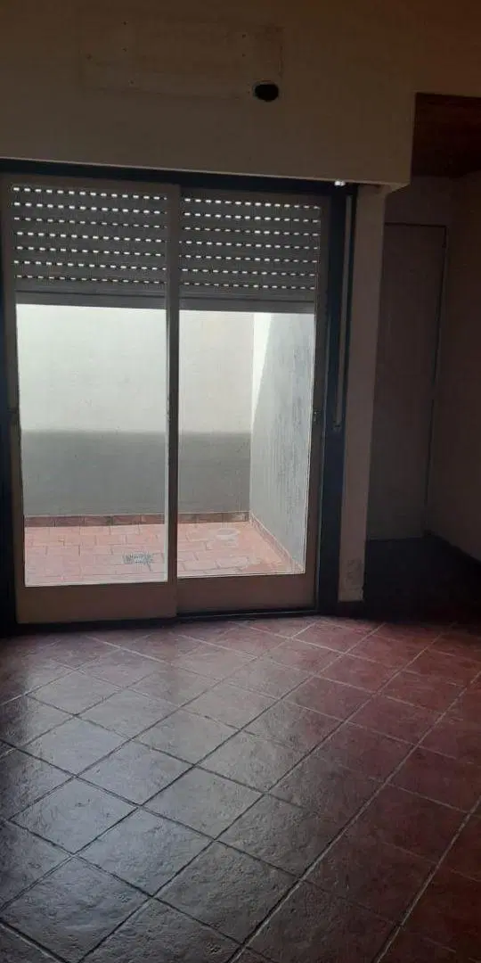 Departamento 2 amb. 1* piso por escalera con patio 3
