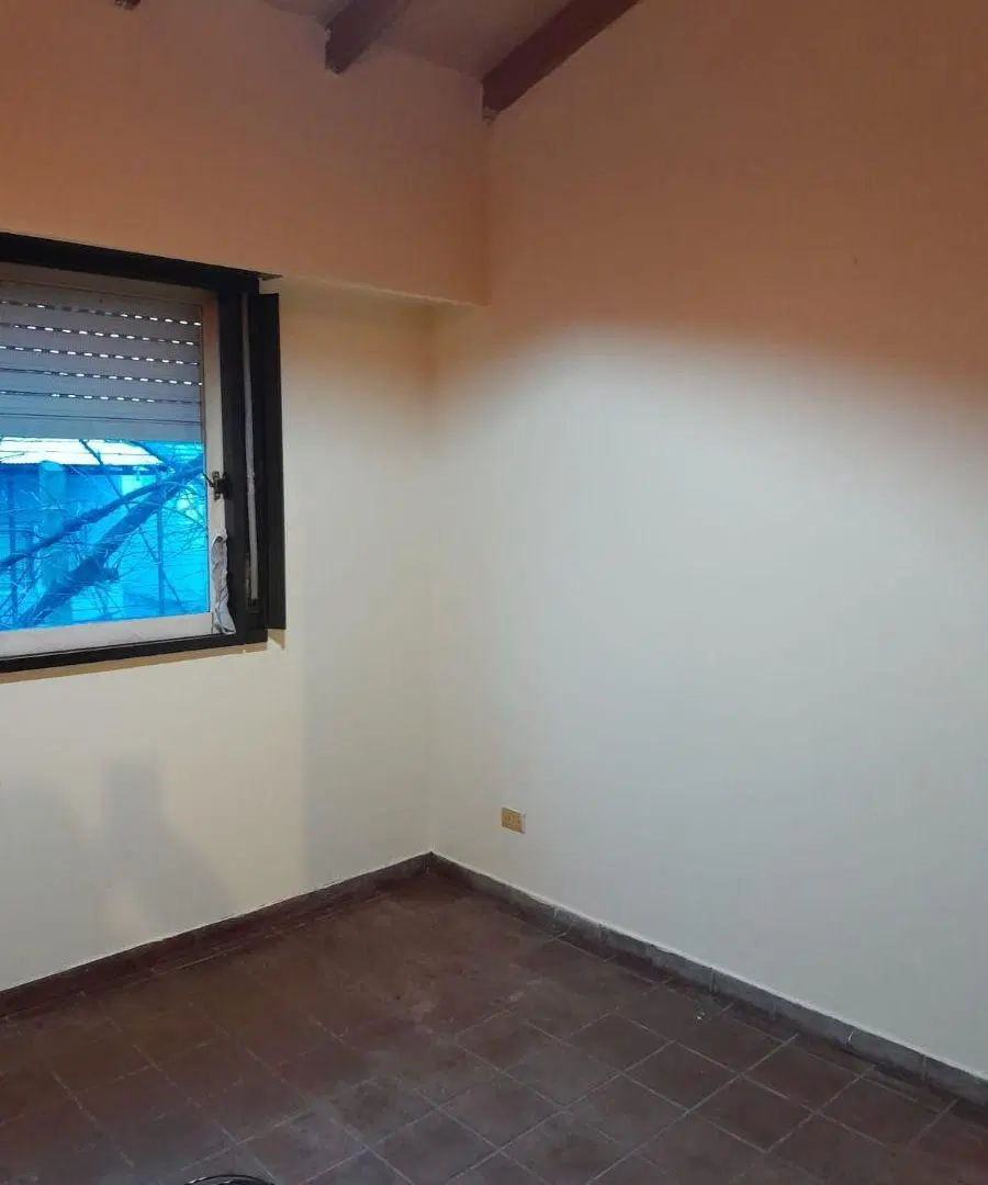 Departamento 2 amb. 1* piso por escalera con patio 1