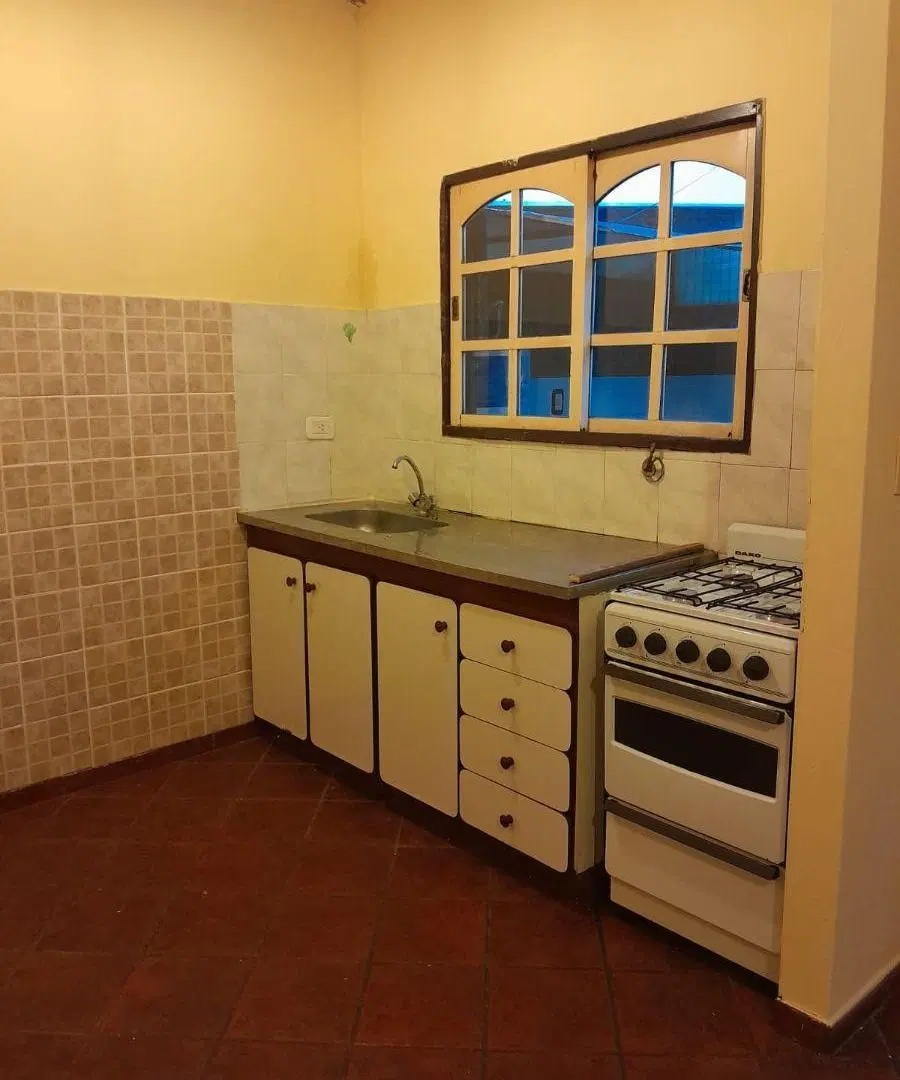 Departamento 2 amb. 1* piso por escalera con patio 5