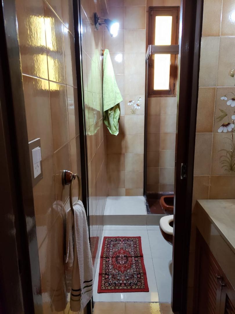 EN CIUDAD JARDIN A METROS DE LA ESTACION CHALET 4 AMBIENTES TRES BAÑOS AMPLIO LOTE A METROS DE LA P