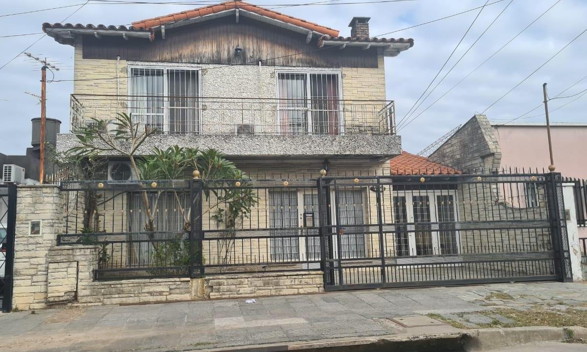CASEROS: CHALET EN DOS PLANTAS 4 AMBIENTES 2 BAÑOS AMPLIO FONDO TOMO MENOR VALOR EN PARTE DE PAGO!!!