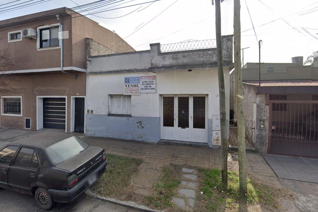 CASEROS: CASA AL FRENTE CON GARAGE; LIVING COMEDOR; COCINA COMEDOR; DOS DORMITORIOS; BAÑO INSTALADO;