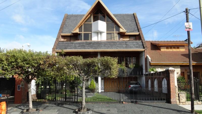 BAJAMOS EL PRECIO VENTA EL PALOMAR GRAN CHALET GRAN CHALET, CONSTRUIDO EN UN LOTE DE 11 X 54 MTS, CO