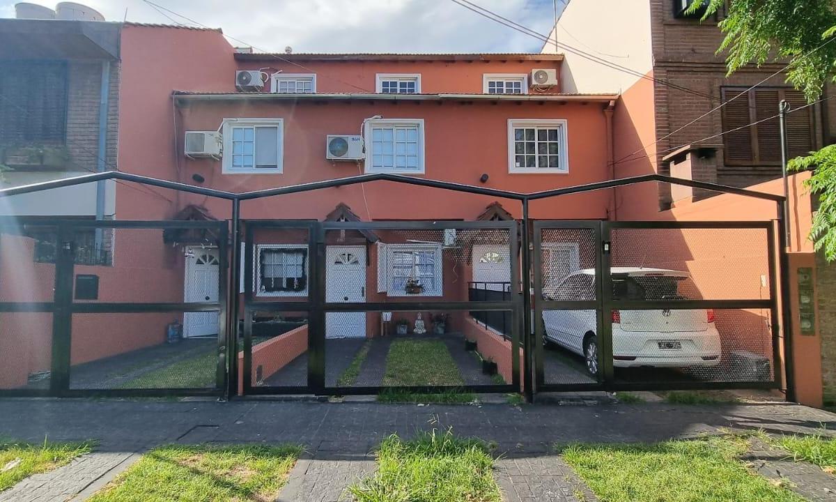 VENDO EN CIUDAD JARDIN DUPLEX DE 4 AMB. 2 DORMITORIOS EN PRIMER PLANTA Y TERCER DORMITORIO EN LA SEG