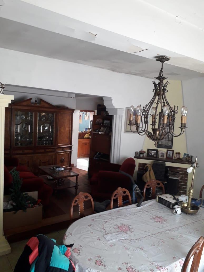 EN VENTA EN CIUDAD JARDIN: CHALET MUY BIEN UBICADO; LO TE 10X21 4 AMBIENTES 2 BAÑOS, CUB 130M2, TOMO
