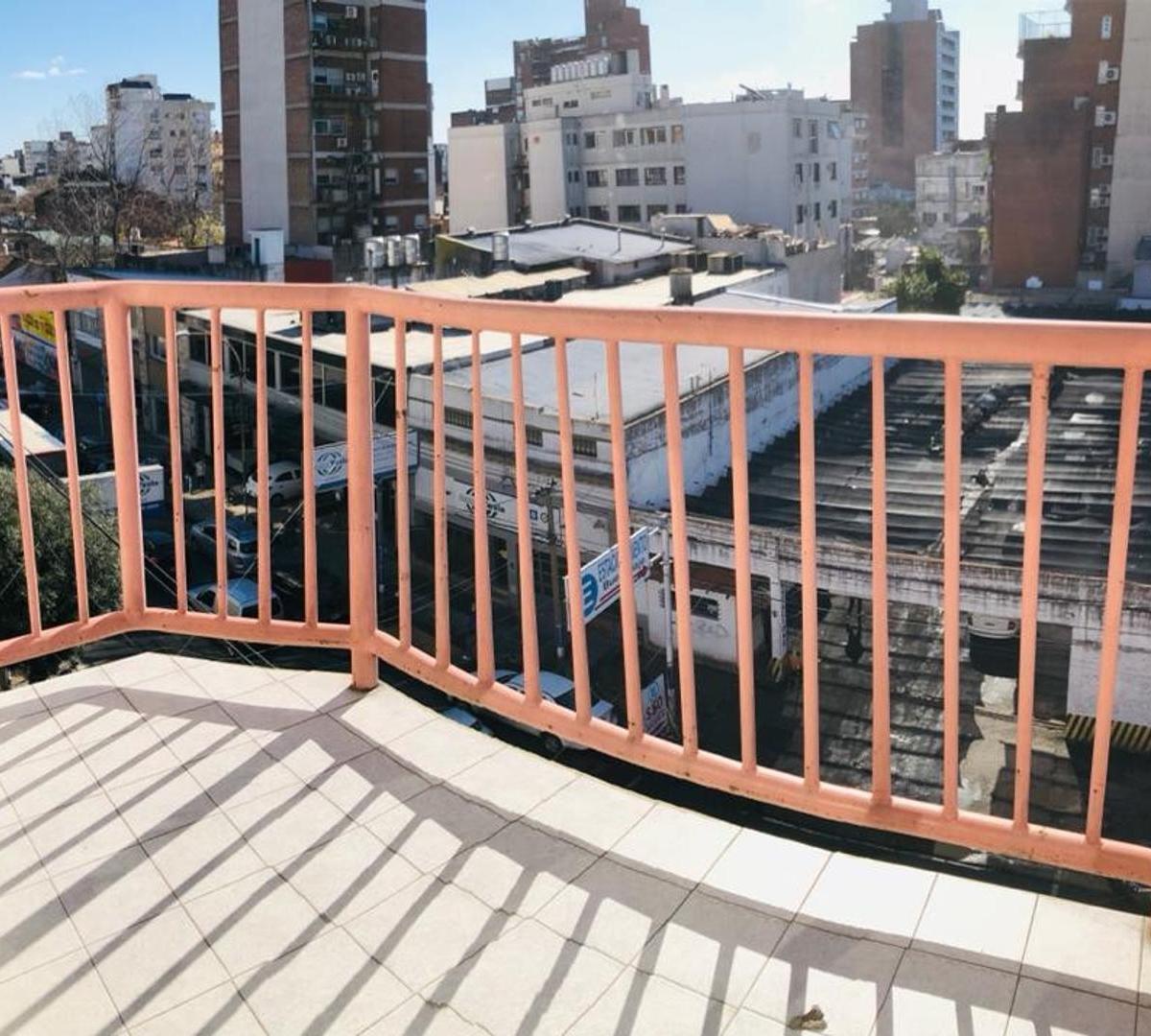 En Moron Departamento en Venta 2 Dorm. con Cochera F: 8697 1