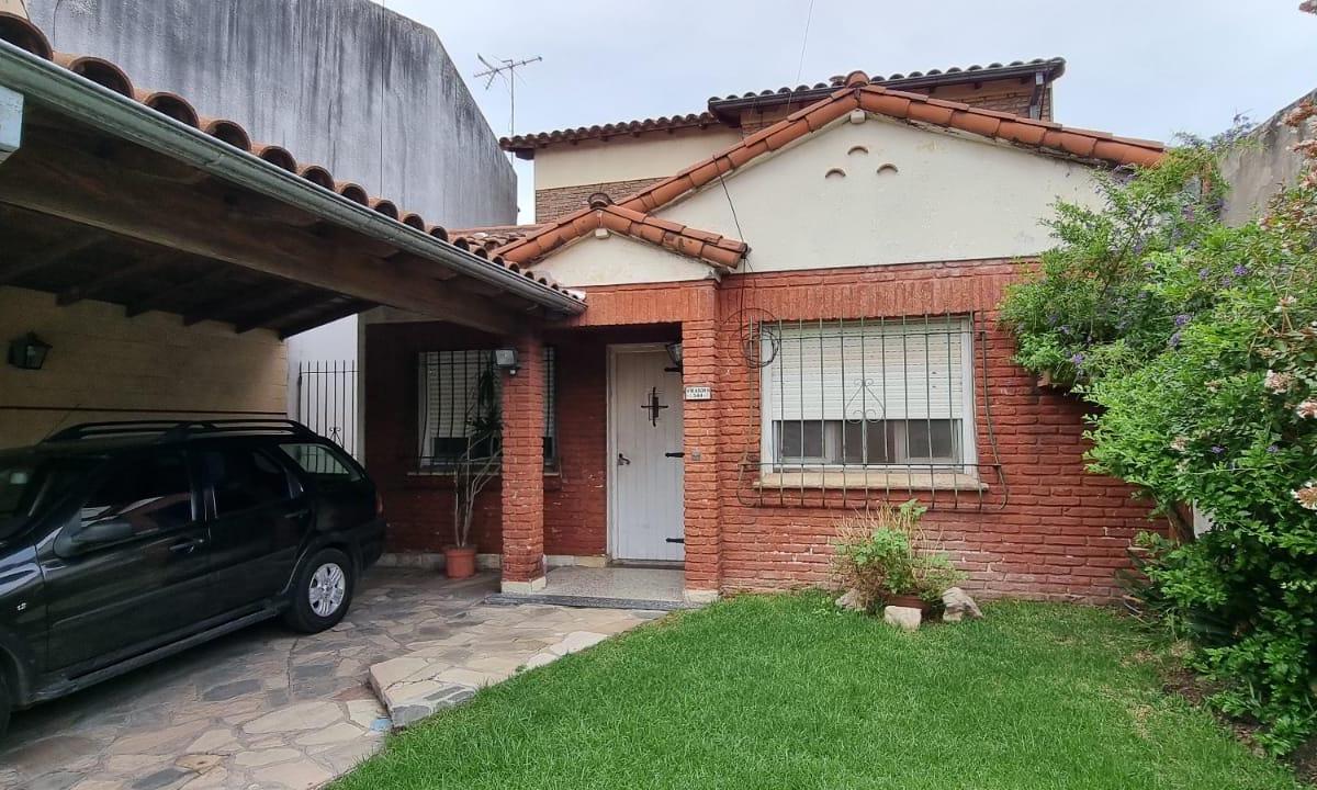 EN VENTA EN EL PALOMAR CHALET DE 4 AMBIENTES MUY BIEN UBICADO, AMPLIO LOTE DE TERRENO, COCHERA F: 89