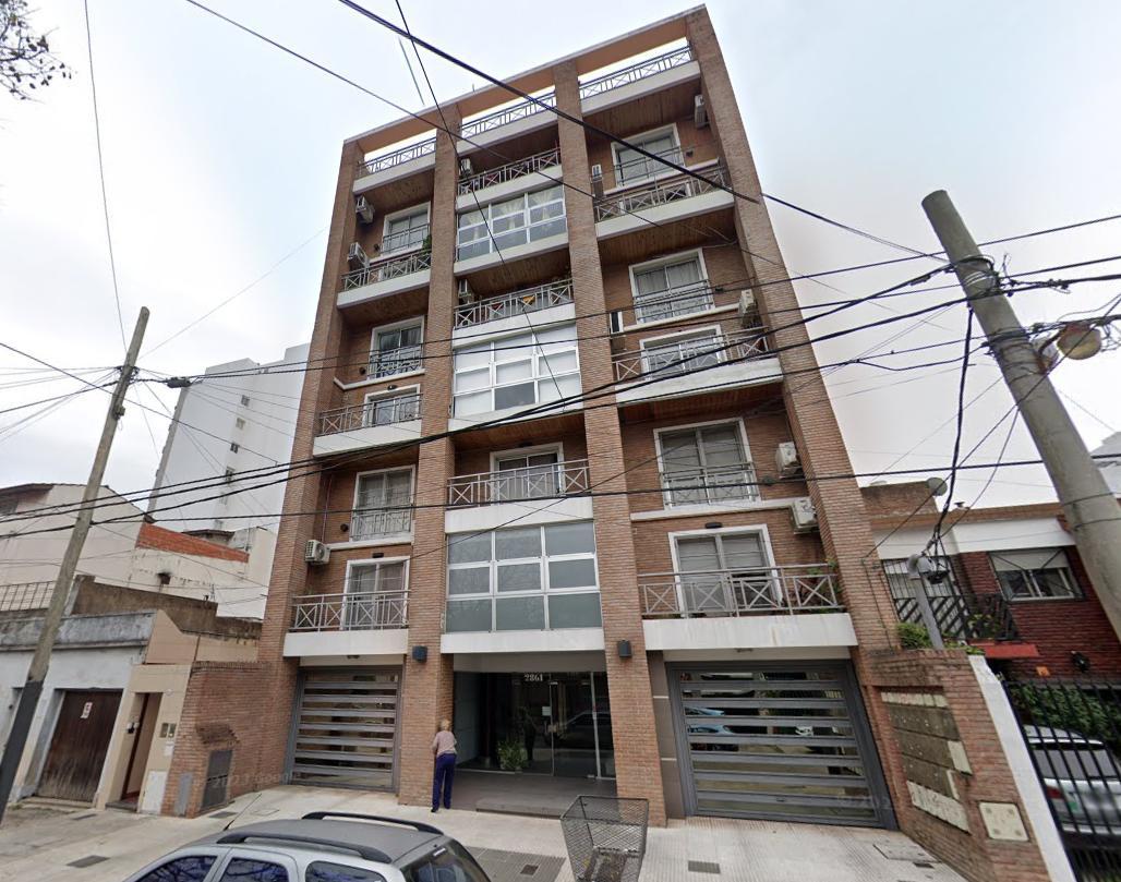 EN VENTA EN CASEROS IMPECABLE DEPARTAMENTO DE TRES AMBIENTES EN DOS PLANTAS DE 76M2 MAS BALCON EN ZO