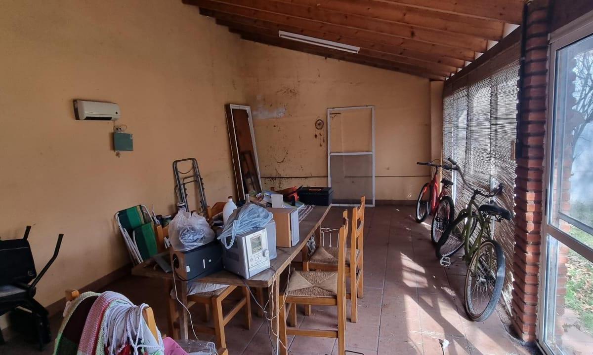 En Martin Coronado En Venta Chalet Con Local Al Frente; Cochera Dos Autos Living Comedor; Tres Dormi