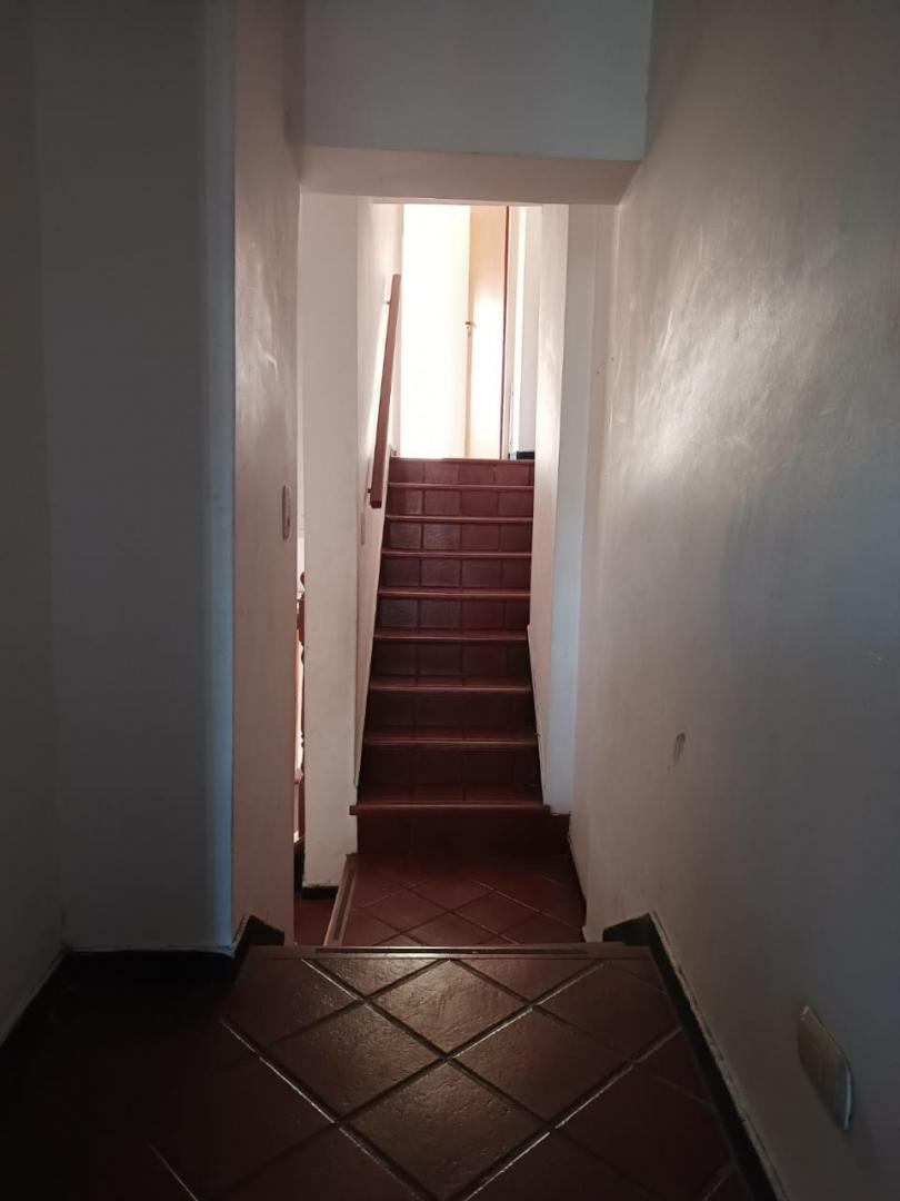EN VENTA EN CIUDAD JARDIN TRIPLEX DE 4 AMBIENTES 2 BAÑOS TODO HECHO A NUEVO ZONA CENTRICA; COCHERA F