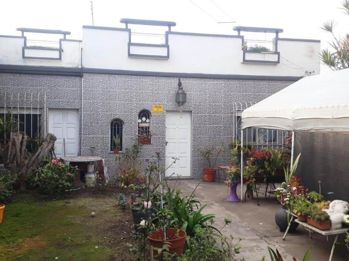 EN VENTA EN EL PALOMAR CASA DE 3 AMBIENTES CERCANA A LA COLECTORA AMPLIO LOTE DE TERRENO. PODRIA TOM