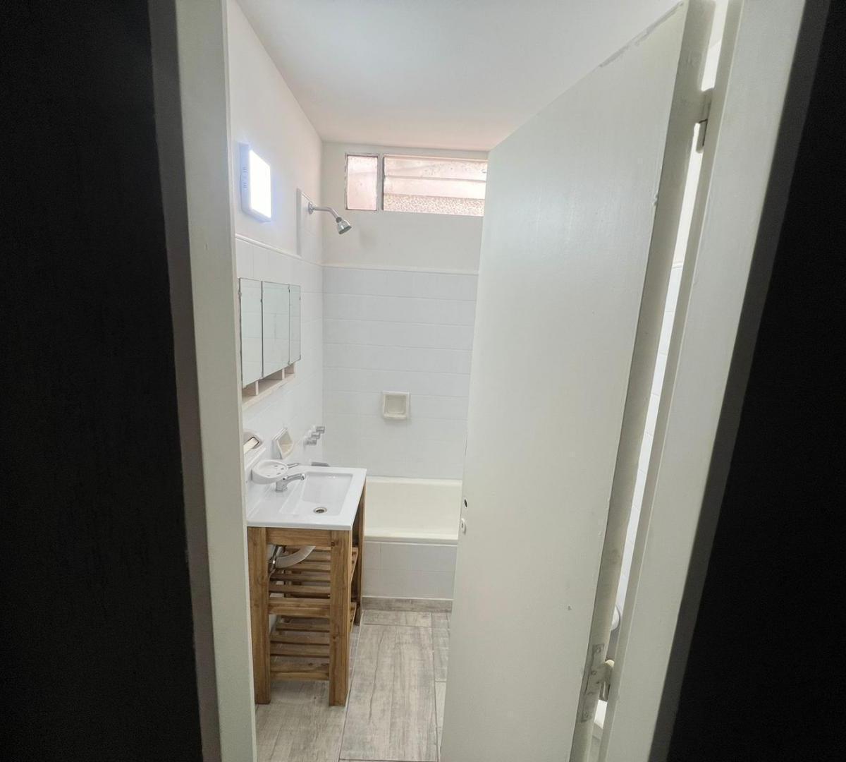 EN VENTA EN MARTIN CORONADO A SOLO 1 CUADRA DE LA ESTACION; UBICADO 1ER PISO CONTRAFRENTE, F: 9463