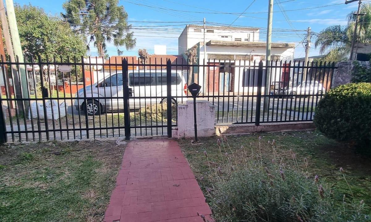 EN VENTA EN CASEROS CASA SOBRE LOTE PROPIO DE 4 AMBIENTES 2 BAÑOS EN DOS PLANTAS CON AMPLIO LOTE DE