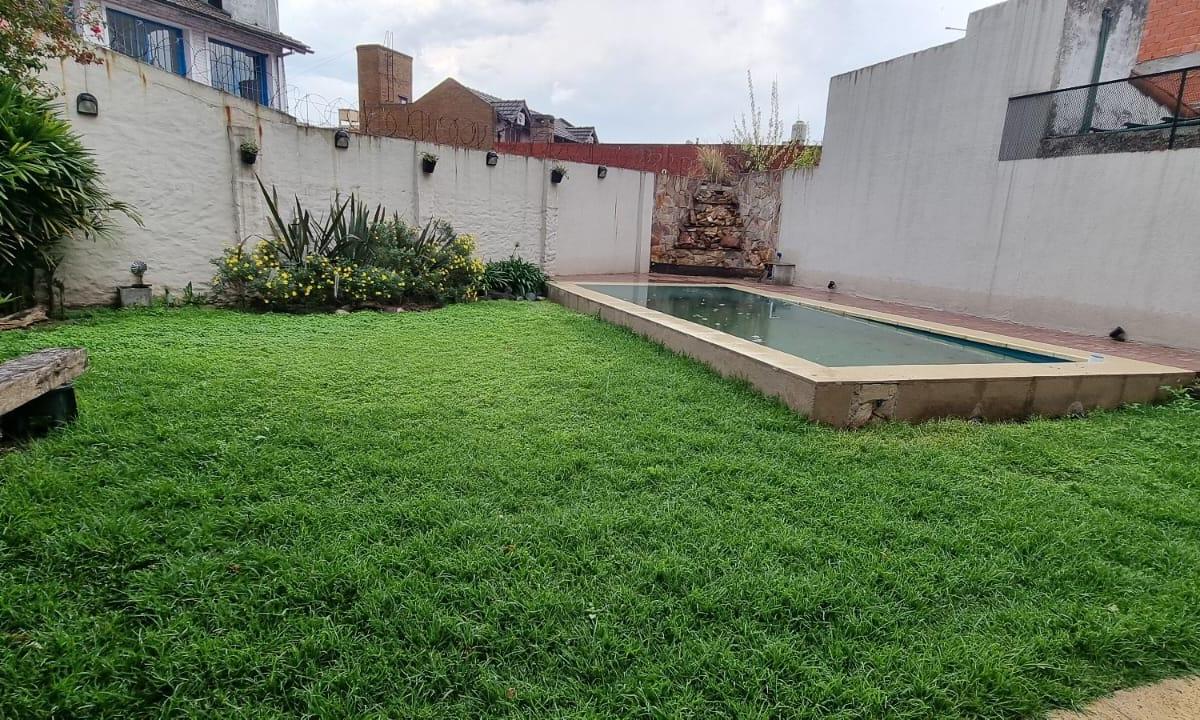 EN VENTA EN VILLA BOSCH HERMOSA PROPIEDAD DE 4 AMBIENTES CON JARDIN Y PISCINA. LOTE DE 290M2 CUB 236