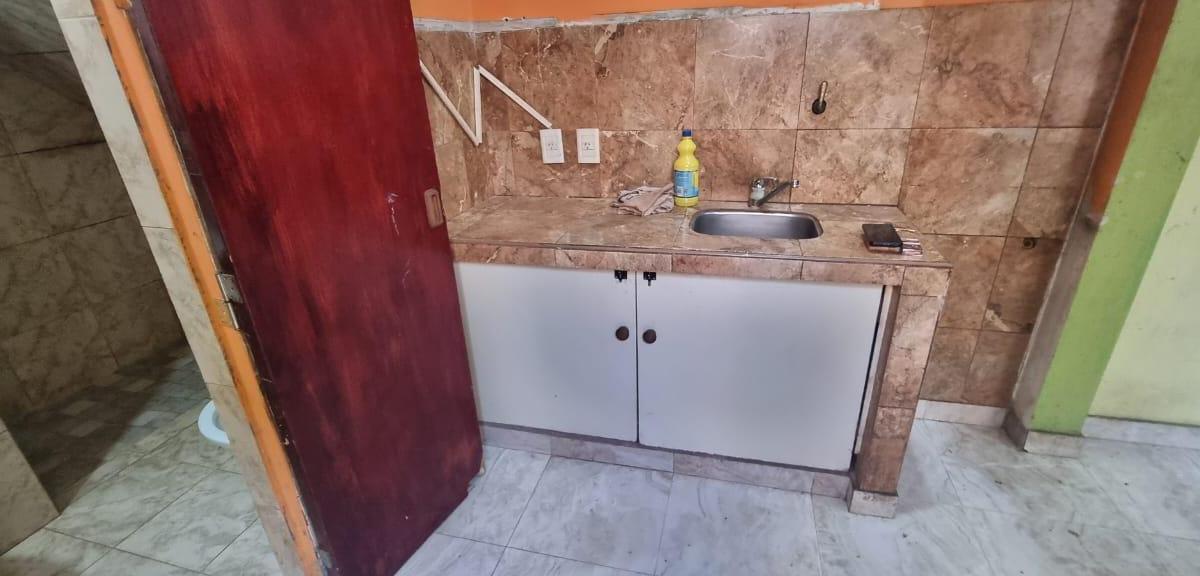 EN VENTA EN CASEROS; TIPO CASA DE 3 AMB. EN PH AL FONDO CON PATIO PROPIO CON PARRILLA F: 9693
