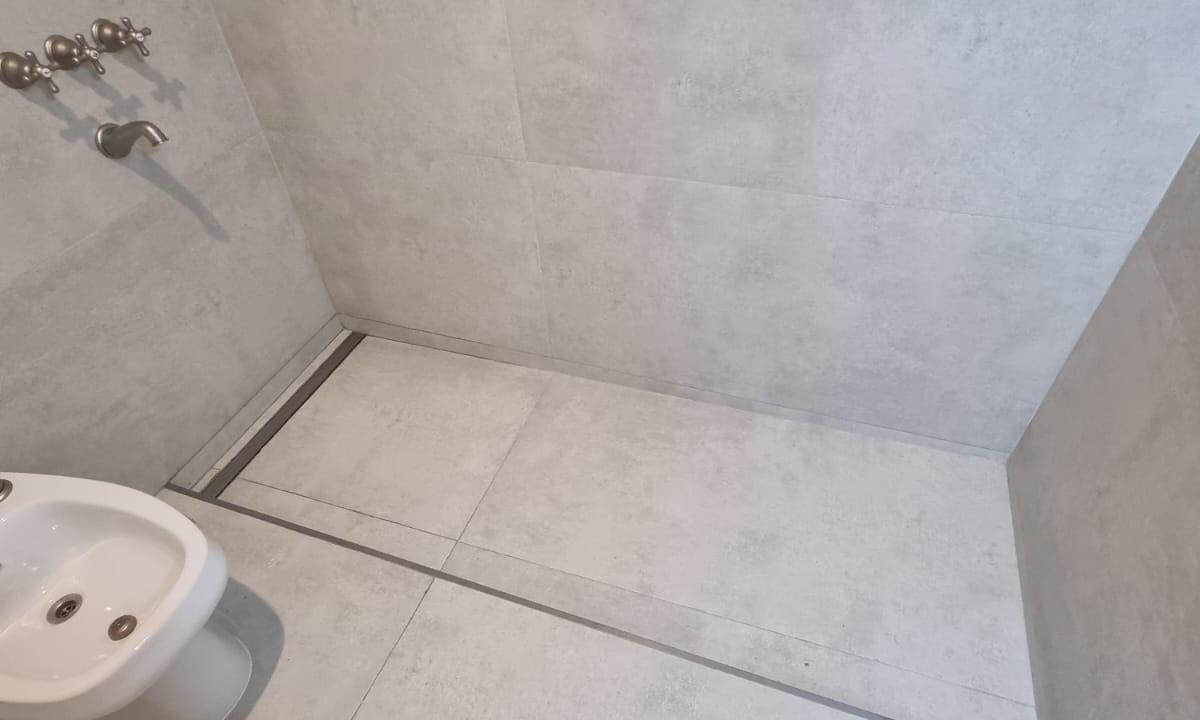 En Venta en Caseros Casa de 3 ambientes al frente totalmente a nuevo con terraza propia muy amplia F