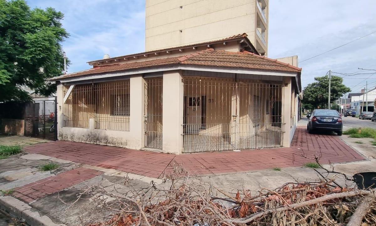 EN VENTA EN CASEROS ZONA NORTE CERCA A EX PEUGEOT CASA 4 AMBIENTES EN LOTE PROPIO DE 146M2, SUP CUB 