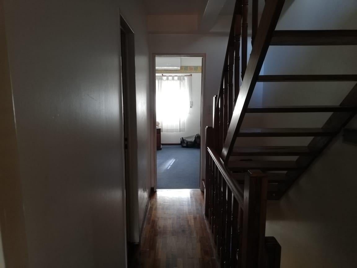 EN VENTA EN CIUDAD JARDIN HERMOSO TRIPLEX DE 4 AMBIENTES 2 BAÑOS COCHERA PATIO PERMUTO DEPTO CAPITAL