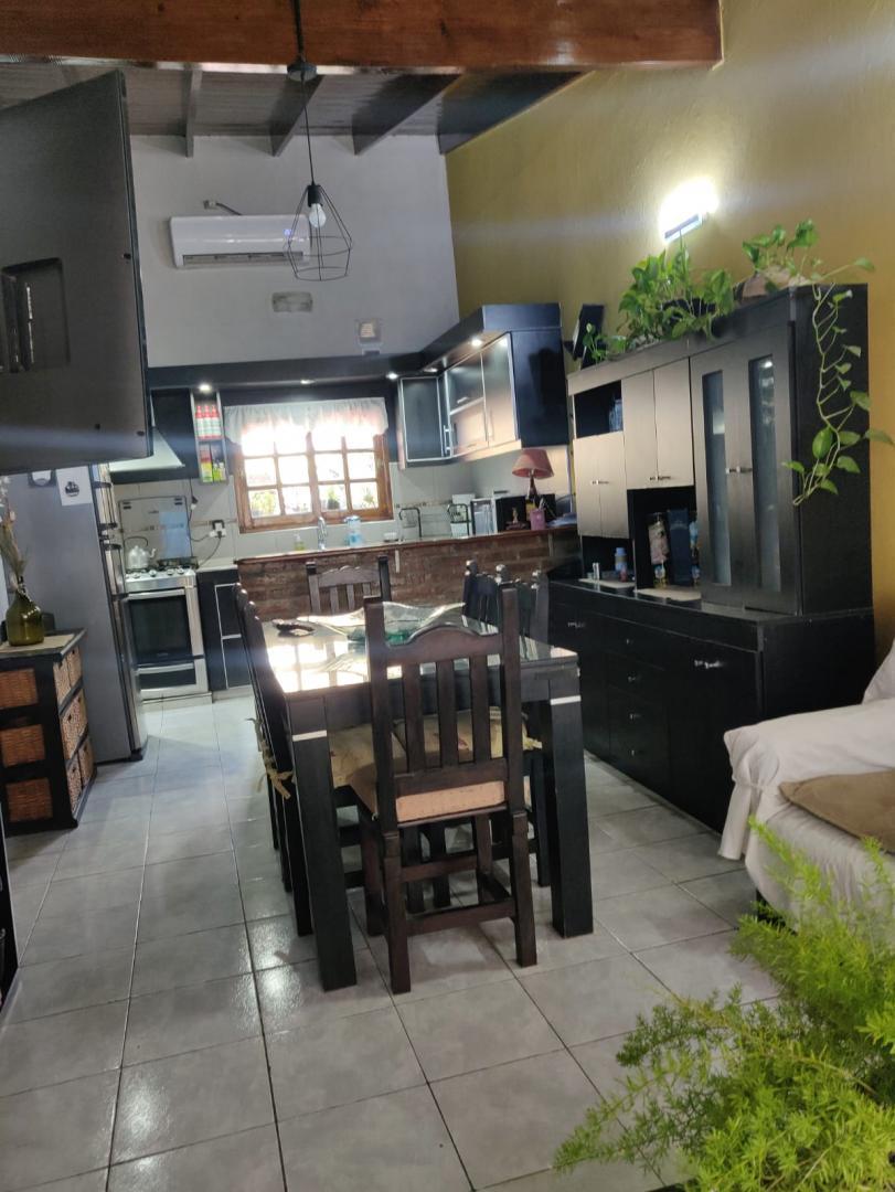 HERMOSA CASA EN PALOMAR , PB , LIVING, COCINA COMEDOR , 2 DORMITORIOS , BAÑO COMPLETO F: 9943