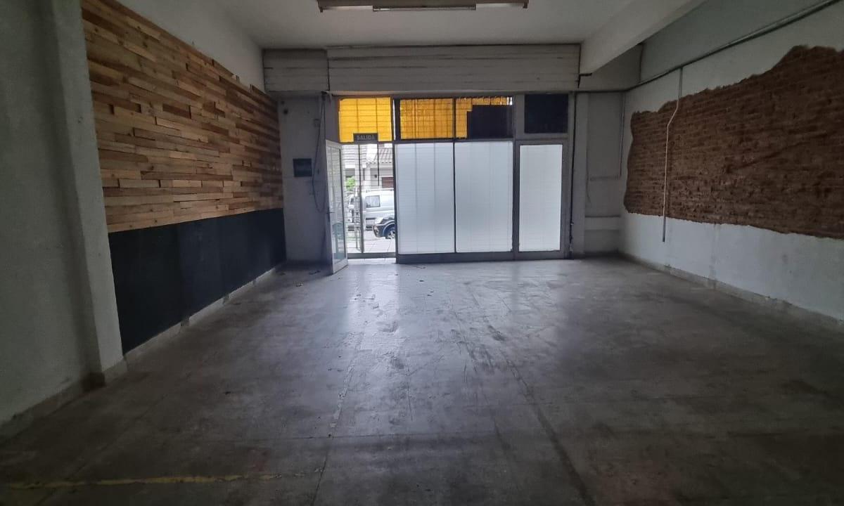 En Venta en Ciudad Jardin Local a La Calle en Planta Baja Sobre Curtis F: 9971 4