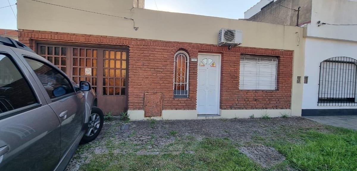 EN VENTA EN VILLA BOSCH ZONA EX PEUGEOT DOS CASAS JUNTAS DE 3 AMBIENTES  F: 9998