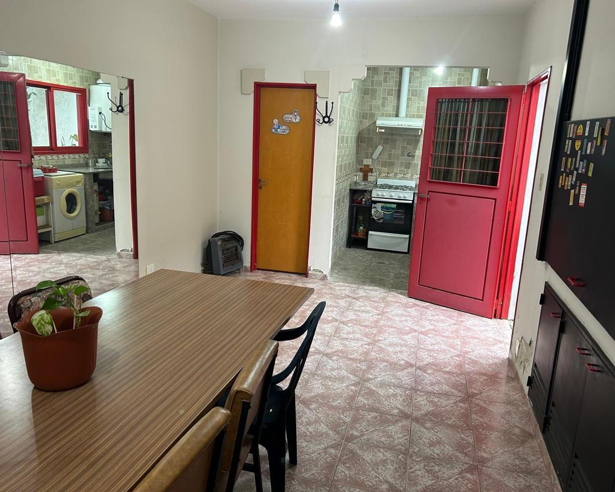 Foto de EN VENTA EN PALOMAR CHALET DE 5 AMBIENTES 3 BAÑOS CENTRICO TOMO MENOR, imagen 4