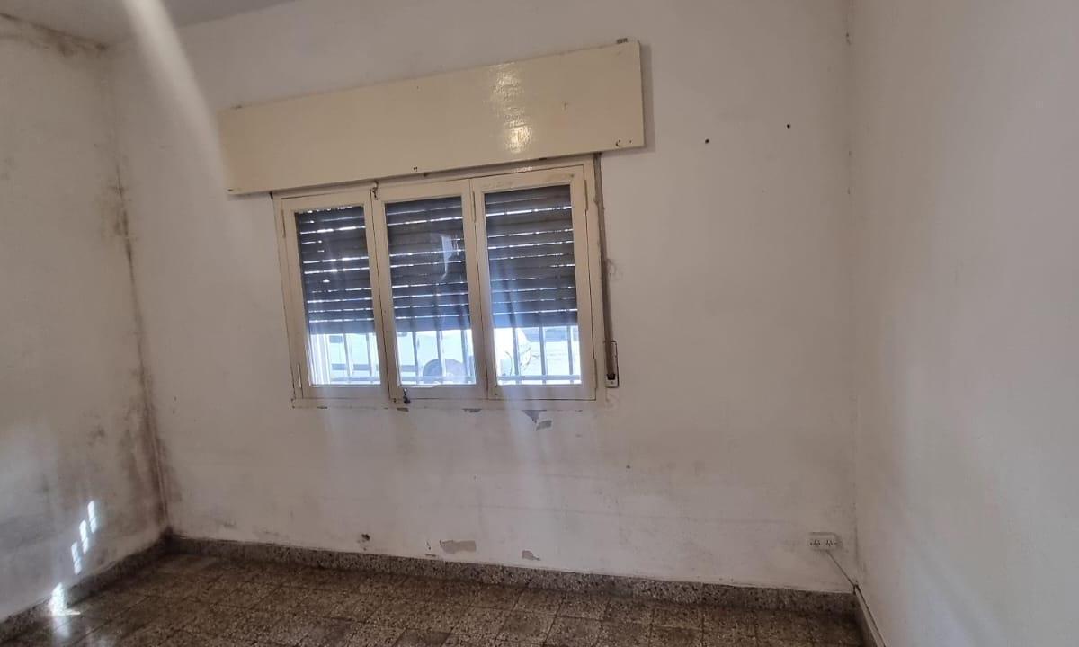 EN VENTA EN PALOMAR CASA MULTIFAMILIAR CON SALIDA A LAS 2 CALLES  DE 3 Y 2 AMBIENTES  F: 10095