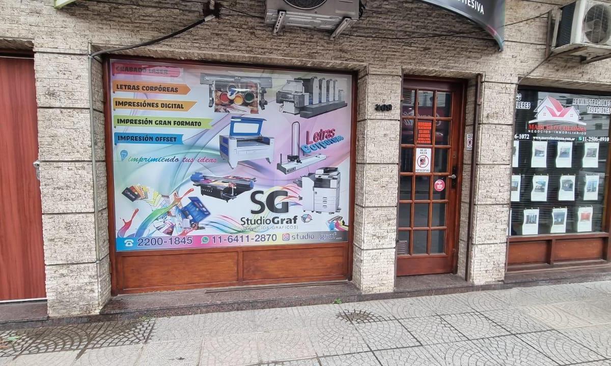EN CASEROS SOBRE TATA A METROS DE AVENIDA SAN MARTIN UNO O DOS LOCALES ZONA. 1 DE METROS 61M2 OTRO D